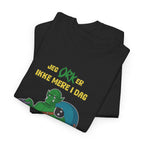 Nærbillede af motivet Orker Ikke mere på en foldet sort T-shirt